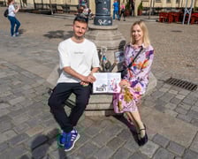 <p>Celina i Kamil Karpińscy&nbsp;z książką &bdquo;Miejsca we Wrocławiu. Ilustrowany przewodnik dla dzieci&rdquo; przy krasnalu&nbsp;</p>