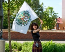 <p>Pomnik Wrocławianki dostał w prezencie gitarę i certyfikat uczestnictwa w Gitarowym Rekordzie Świata 2025</p>
