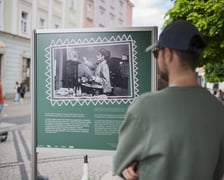 Wystawa poświęcona Oldze Boznańskiej przy ulicy Świdnickiej we Wrocławiu