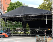 <p>Na zdjęciach budowa sceny na koncert ZAZ i Sary James na placu Wolności&nbsp;</p>
