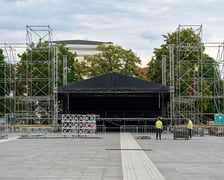 <p>Na zdjęciach budowa sceny na koncert ZAZ i Sary James na placu Wolności&nbsp;</p>