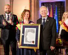 <p>Prezydent Jacek Sutryk, przewodnicząca Rady Miejskiej Wrocławia Agnieszka Rybczak i prof. Andrzej Wiszniewski wyr&oacute;żniony tytułem Civitate Wratislaviensi Donatus, czyli Honorowego Obywatela Wrocławia&nbsp;</p>