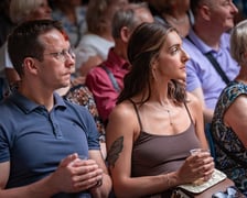 <p>Publiczność Festiwalu &bdquo;Wieczory w Arsenale&rdquo; na dziedzińcu Muzeum Militari&oacute;w</p>