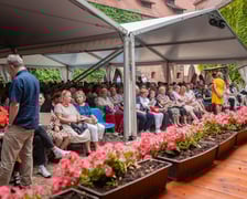 <p>Publiczność Festiwalu &bdquo;Wieczory w Arsenale&rdquo; na dziedzińcu Muzeum Militari&oacute;w</p>