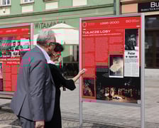 <p>Wystawa &bdquo;80 lat polskiej sceny operowej we Wrocławiu&rdquo; na rynku</p>