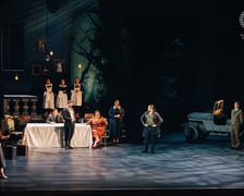 <p>Sceny ze &bdquo;Strasznego dworu&rdquo; w Operze Wrocławskiej</p>