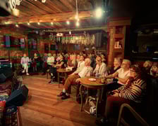 <p>Na zdjęciu Natalia Lubrano z zespołem podczas koncertu w Mleczarni</p>