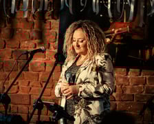 <p>Na zdjęciu Natalia Lubrano z zespołem podczas koncertu w Mleczarni</p>