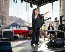 <p>Koncert Eleni podczas Wrocławskich Dni Seniora na wrocławskim rynku&nbsp;</p>