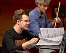 <p>Piotr Alexewicz podczas próby z Christianem Danowiczem, koncermistrzem NFM Orkiestry Leopoldinum</p>