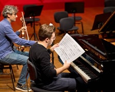 <p>Piotr Alexewicz podczas próby z Christianem Danowiczem, koncermistrzem NFM Orkiestry Leopoldinum</p>