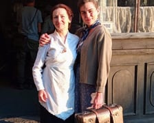 <p>Eliza Głowicka-Wolska z Morgane Polański na planie filmu &bdquo;Skarbek&rdquo; w Bystrzycy Kłodzkiej</p>