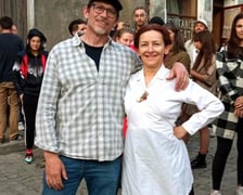 <p>Eliza Głowicka-Wolska z rezyserem James Marquandem na planie filmu &bdquo;Skarbek&rdquo; w Bystrzycy Kłodzkiej</p>