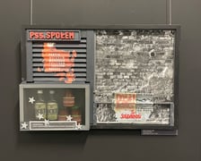 <p>Wystawa asamblaży prof. Wojciecha Kaniowskiego pt. „Reportaż ze zniewolonego kraju. Oblicza polskiego socjalizmu”</p>