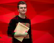 <p>Piotr Alexewicz podczas prób w Narodowym Forum Muzyki</p>