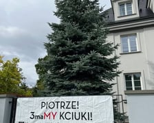 <p>Baner przy al. Akacjowej dla wrocławskiego pianisty Piotra Alexewicza</p>