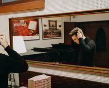 <p>Piotr Alexewicz podczas przygotowań w trakcie Konkursu Chopinowskiego</p>