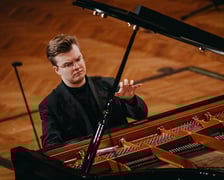 <p>Piotr Alexewicz gra w III etapie Konkursu Chopinowskiego</p>