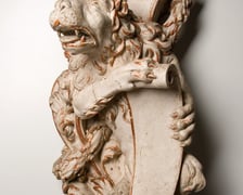 Matthias Steinl (warsztat), Lew siedzący z puttem, fragment stalli anielskich z kościoła cysterskiego Wniebowzięcia NMP w Lubiążu, 1676-1696. Muzeum Narodowe we Wrocławiu