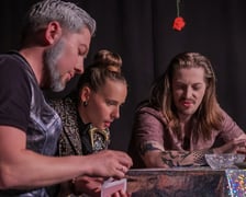 <p>Na zdjęciu aktorzy Teatru Ekstrawersja w spektaklu &bdquo;Tango&rdquo; Sławomira Mrożka</p>