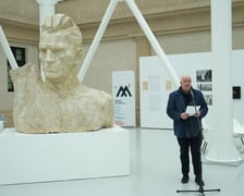 <p>&bdquo;Popiersie robotnika&rdquo; udostępnione zwiedzającym po konserwacji zobaczymy w Pawilonie Czterech Kopuł &ndash; przemawia dyr. Piotr Oszczanowski</p>