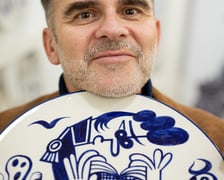 <p>Tomasz Broda z namalowanym przez siebie talerzem z Ceramiki Artystycznej w Bolesławcu</p>