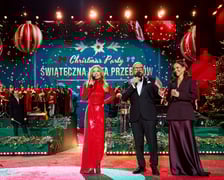 <p>Doda, Piotr Gąsowski, Paulina Sykut-Jeżyna na scenie. Mikołajkowy koncert Christmas Party na pl. Wolności - 6 grudnia</p>