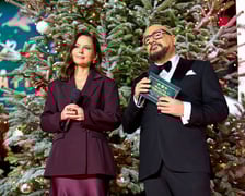 <p>Piotr Gąsowski, Paulina Sykut-Jeżyna na scenie. Mikołajkowy koncert Christmas Party na pl. Wolności - 6 grudnia</p>