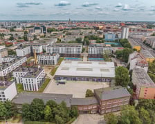 Widok z góry na teren z halą po Kraftpoście