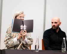 Agnieszka Wolny-Hamkało i Antek Wajda podczas premiery książki "Można tu gwizdać"