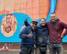<p>Prace nad nowym muralem przy Kr&oacute;lewskiej &ndash; Filip &bdquo;SKONT&rdquo; Niziołek z przyjaci&oacute;łmi Sebastianem i Tymoteuszem</p>