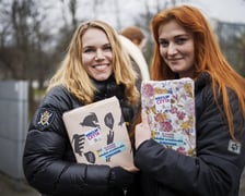 <p>Akcja &bdquo;Wrocław czyta&rdquo; w specjalnym BookTramie, w kt&oacute;rym rozdawano wrocławianom książki&nbsp;</p>