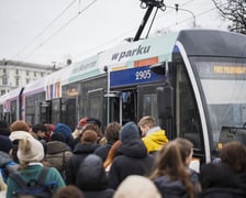 <p>Akcja &bdquo;Wrocław czyta&rdquo; w specjalnym BookTramie, w kt&oacute;rym rozdawano wrocławianom książki&nbsp;</p>