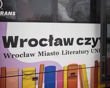 <p>Akcja &bdquo;Wrocław czyta&rdquo; w specjalnym BookTramie, w kt&oacute;rym rozdawano wrocławianom książki&nbsp;</p>