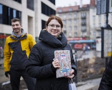 <p>Akcja &bdquo;Wrocław czyta&rdquo; w specjalnym BookTramie, w kt&oacute;rym rozdawano wrocławianom książki&nbsp;</p>