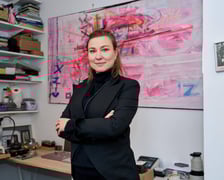 <p>Dominika Kuźniar w swojej pracowni w Niegalerii przy Tęczowej</p>