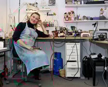 <p>Dominika Kuźniar w swojej pracowni w Niegalerii przy Tęczowej</p>