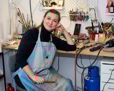 <p>Dominika Kuźniar w swojej pracowni w Niegalerii przy Tęczowej</p>