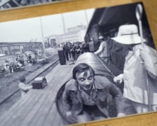 <p>Jedno ze zdjęć prezentowanych na wystawie "Niedziela w Hutmenie" w Muzeum Architektury we Wrocławiu</p>