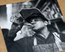 <p>Jedno ze zdjęć prezentowanych na wystawie "Niedziela w Hutmenie" w Muzeum Architektury we Wrocławiu</p>