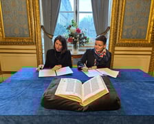 <p>Minister kultury i dziedzictwa narodowego Marta Cienkowska i przedstawicielka&nbsp;paryskiej galerii Les Enluminures podpisują przekazanie rękopisu</p>