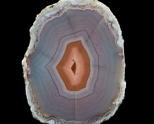 <p class="MsoNormal">Owoce &ldquo;Ziem Rzadkich&rdquo;</p>
<p class="MsoNormal">cykl makrofotografii; druk cyfrowy</p>
<p class="MsoNormal">2025</p>
<p class="MsoNormal">Okazy minerał&oacute;w z Krainy Wygasłych Wulkan&oacute;w (Pog&oacute;rze Kaczawskie), pozyskane w trakcie terenowych poszukiwań prowadzonych przez artyst&oacute;w; pochodzą z ich prywatnej kolekcji.</p>