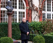 <p>dr Łukasz Kamiński, dyrektor Ossolineum, przed popiersiem J&oacute;zefa Maksymiliana Ossolińskiego&nbsp;</p>