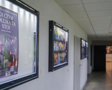 <p>Poliptyk &bdquo;Za czym kolejka ta stoi&rdquo; Mariana Wiekiery w Galerii ODSK &bdquo;Piast&rdquo;&nbsp;</p>