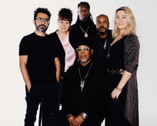 <p class="MsoNormal"><strong style="mso-bidi-font-weight: normal;">Dorota Piotrowska &amp; Sound Circle feat. Greg Osby</strong></p>
<p class="MsoNormal">To muzyczne spotkanie kultur, kt&oacute;re łączy mistrzostwo jazzu z energią i r&oacute;żnorodnością muzyki z wielu zakątk&oacute;w świata. Międzynarodowy kolektyw, złożony z artyst&oacute;w z USA, Polski, Libanu, Kuby i Norwegii tworzy unikalną przestrzeń dźwiękową, gdzie jazz staje się uniwersalnym językiem porozumienia.</p>
<p class="MsoNormal">Koncert ten jest jednocześnie premierą pierwszej płyty zespołu zatytułowanej &bdquo;Voices of Human Consciousness&rdquo;. Na czele stoi Dorota Piotrowska, mieszkająca we Wrocławiu perkusistka, kt&oacute;ra spędziła osiem lat na nowojorskiej scenie jazzowej.</p>
<p class="MsoNormal">Greg Osby to saksofonista altowy i sopranowy, kompozytor, producent, artysta, kt&oacute;ry kształtował brzmienie nowoczesnego jazzu od lat osiemdziesiątych XX wieku. Od 1985 roku grał w najważniejszych klubach Nowego Jorku. Wsp&oacute;łpracował z takimi gigantami jak Herbie Hancock, Andrew Hill, Jack DeJohnette, Jim Hall, Geri Allen i Dizzy Gillespie.</p>
<p class="MsoNormal">Hildegunn &Oslash;iseth to norweska trębaczka, kt&oacute;ra po studiach osiedliła się w Południowej Afryce. Często łączy brzmienie tradycyjnych instrument&oacute;w z elektroniką. Odnajduje się zar&oacute;wno jako liderka, jak i członkini zespoł&oacute;w (m.in. Trondheim Jazz Orchestra, Marilyn Mazur&rsquo;s Shamania, Jazz Baltica Ensemble oraz jej własny kwartet).</p>
<p class="MsoNormal">Ameen Saleem to kontrabasista z USA, kt&oacute;ry wsp&oacute;łpracował z artystami takimi jak Roy Hargrove, The Chris Parker Trio, Winard Harper Sextet, Farnell Newton Marcus Reynolds Quintet oraz wieloma innymi wybitnymi muzykami.</p>
<p class="MsoNormal">Tarek Yamani to libański pianista i kompozytor, laureat prestiżowej nagrody Thelonious Monk International Jazz Composer's Award. Eksperymentuje z łączeniem tradycji arabskiej i muzyki afroamerykańskiej i eksploruje rytmy P&oacute;łwyspu Arabskiego. Występował z legendami jazzu oraz w prestiżowych salach i festiwalach na całym świecie. Jego tw&oacute;rczość obejmuje r&oacute;wnież kwartety smyczkowe, kompozycje filmowe i publikacje naukowe poświęcone rytmice.</p>
<p class="MsoNormal">Barbaro Crespo &bdquo;Machito&rdquo; to kubański perkusjonista, wyr&oacute;żniający się własnym językiem muzycznym i mistrzowskimi umiejętnościami perkusyjnymi. Od ponad piętnastu lat występuje na festiwalach, w teatrach i telewizji. Od 2013 roku związany jest z najpopularniejszym zespołem rumby na Kubie &ndash; Adonis y Osain del Monte, a w latach 2017&ndash;2020 wsp&oacute;łtworzył francusko-kubański projekt afrojazzowy &bdquo;Que vola&rdquo;.</p>
<p class="MsoNormal"><strong>Firlej, 25.04.2026, 23:00.</strong></p>
<ul>
<li class="MsoNormal">Dorota Piotrowska &ndash; perkusja / drums</li>
<li class="MsoNormal">Greg Osby &ndash; saksofon / saxophone</li>
<li class="MsoNormal">Hildegunn &Oslash;iseth &ndash; trąbka, bukkehorn / trumpet, bukkehorn</li>
<li class="MsoNormal">Ameen Saleem &ndash; kontrabas / double bass</li>
<li class="MsoNormal">Tarek Yamani &ndash; fortepian / piano</li>
<li class="MsoNormal">Barbaro Crespo &bdquo;Machito&rdquo; &ndash; perkusjonalia / percussion</li>
</ul>