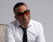 <p class="MsoNormal"><strong style="mso-bidi-font-weight: normal;">Gonzalo Rubalcaba Trio with Ernesto Simpson &amp; Felipe Cabrera</strong></p>
<p class="MsoNormal">Gonzalo Rubalcaba należy do najwybitniejszych wsp&oacute;łczesnych pianist&oacute;w jazzowych. Magazyn Piano &amp; Keyboard umieścił go w 1999 roku na liście wielkich pianist&oacute;w XX wieku, obok Glenna Goulda, Marthy Argerich i Billa Evansa. Sir Simon Rattle nazwał go &bdquo;najbardziej utalentowanym pianistą na świecie&rdquo;, a Dizzy Gillespie w 1985 roku stwierdził, że jest to &bdquo;największy pianista, jakiego słyszał przez ostatnie dziesięć lat&rdquo;.</p>
<p class="MsoNormal">Fundamentem jego charakterystycznego stylu jest pełna synteza trzech odrębnych tradycji (muzyki klasycznej, kubańskiej i amerykańskiej tradycji jazzowej) w nowoczesną całość. Sam opisuje to jako świadomy projekt artystyczny: &bdquo;Na Kubie znaleźliśmy spos&oacute;b, by eksplorować i rozwijać afrykańskie korzenie razem z europejską muzyką klasyczną, z muzyką innych kraj&oacute;w, jak Meksyk oraz z jazzową kulturą Ameryki&rdquo;. Wymiar klasyczny jest przy tym nie tylko inspiracją, lecz częścią jego warsztatu &ndash; wykształcony w konserwatorium, występował z orkiestrami symfonicznymi.</p>
<p class="MsoNormal"><strong>Impart Centrum, 25.04.2026, 19:00.</strong></p>
<ul>
<li class="MsoNormal">Gonzalo Rubalcaba &ndash; fortepian/piano</li>
<li class="MsoNormal">Ernesto Simpson &ndash; perkusja/drums</li>
<li class="MsoNormal">Felipe Cabrera &ndash; kontrabas/double bass</li>
</ul>