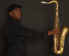 <p class="MsoNormal"><strong style="mso-bidi-font-weight: normal;">Lawrence Clark Quintet</strong></p>
<p class="MsoNormal">Lawrence Clark jest tenorzystą o wyraźnie określonej tożsamości artystycznej, ukształtowanej przez dwie fundamentalne inspiracje. Pierwszą jest filozofia muzyczna Johna Coltrane'a &ndash; otwartość harmoniczna, modalność i duchowy wymiar improwizacji. Drugą jest praktyczna szkoła free jazzu wyniesiona z wieloletniej wsp&oacute;łpracy z perkusistą Rashiedem Alim, jednym z ostatnich muzyk&oacute;w z bezpośredniego kręgu Coltrane'a. Obie inspiracje słyszalne są nie jako cytat czy hołd, lecz jako fundament własnego, rozpoznawalnego głosu.</p>
<p class="MsoNormal">Jego charakterystyczne brzmienie i skupiony, medytacyjny spos&oacute;b grania są bliższe modlitwie niż popisowi. To świadomy wyb&oacute;r estetyczny: Clark traktuje improwizację jako poszukiwanie, a nie demonstrację techniki.</p>
<p class="MsoNormal"><strong>Impart Centrum, 25.04.2026, 19:00.</strong></p>
<ul>
<li class="MsoNormal">Lawrence Clark &ndash; saksofon tenorowy / tenor saxophone</li>
<li class="MsoNormal">Josh Evans &ndash; trąbka / trumpet</li>
<li class="MsoNormal">Conway Campbell &ndash; gitara basowa / bass</li>
<li class="MsoNormal">Alan Bartus &ndash; fortepian / piano</li>
<li class="MsoNormal">Genius Wesley &ndash; perkusja / drums</li>
</ul>