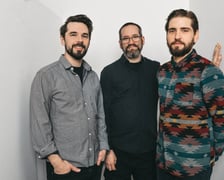 <p class="MsoNormal"><strong style="mso-bidi-font-weight: normal;">Pablo Held Trio</strong></p>
<p class="MsoNormal">Pablo Held to jeden z najbardziej intrygujących pianist&oacute;w i kompozytor&oacute;w wsp&oacute;łczesnego jazzu europejskiego. Wszyscy wielcy artyści, posiadający własny, indywidualny styl, wymykają się istniejącym ramom, stąd też pr&oacute;ba umieszczenia jego muzyki w ściśle określonym gatunku jest skazana na niepowodzenie.</p>
<p class="MsoNormal">W swojej estetyce i języku muzycznym Pablo Held odwołuje się do wsp&oacute;łczesnych technik improwizatorskich, kt&oacute;re inaczej, ale w pewien pokrewny spos&oacute;b, stosowali np. Wayne Shorter w kwartecie i Brad Mehldau w trio. Jego tw&oacute;rczość cechuje podobne podejście &ndash; swobodnie operuje melodią, harmonią i rytmem, ale jednocześnie formą i strukturą utwor&oacute;w. Przy całym nowatorstwie na szczeg&oacute;lną uwagę zasługuje osadzony w tradycji jazzowej i swingu jego kunszt improwizatorski.</p>
<p class="MsoNormal"><strong>Impart Centrum, 26.04.2026, 19:00.</strong></p>
<ul>
<li class="MsoNormal">Pablo Held &ndash; fortepian / piano</li>
<li class="MsoNormal">Robert Landfermann &ndash; kontrabas / double bass</li>
<li class="MsoNormal">Jonas Burgwinkel &ndash; perkusja / drums</li>
</ul>