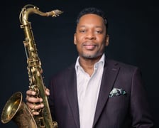 <p class="MsoNormal"><strong>Ravi Coltrane</strong></p>
<p class="MsoNormal">W 2026 roku przypada setna rocznica urodzin dw&oacute;ch wizjonerskich tw&oacute;rc&oacute;w nowoczesnego jazzu: Milesa Davisa i Johna Coltrane'a. Niewielu jest artyst&oacute;w, kt&oacute;rzy byliby w stanie unieść i rozwinąć ich dziedzictwo. Aby tego dokonać, połączyli siły dwaj niezwykle innowacyjni i wpływowi bandleaderzy &ndash; Terence Blanchard i Ravi Coltrane.</p>
<p class="MsoNormal">Ravi Coltrane to jeden z najwybitniejszych wsp&oacute;łczesnych saksofonist&oacute;w i kompozytor&oacute;w, kt&oacute;ry kultywuje i poszerza tw&oacute;rczość swoich wielkich rodzic&oacute;w, nadając jej własny, niepowtarzalny kształt. Był trzykrotnie nominowany do nagrody Grammy.</p>
<p class="MsoNormal"><strong>Impart Centrum, 26.04.2026, 19:00.</strong></p>