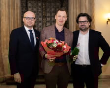 <p>Arlekiny 2026, uroczystość w Rauszu. Wrocław, 27.03.2026. Na zdjęciu od lewej Jakub Mazur, Albert Pyśk i Jarosław Perduta</p>